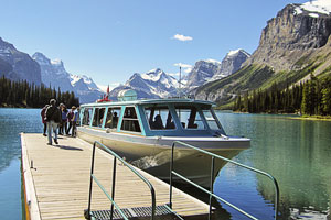Kanada, Alberta, Rocky Mountains,Jasper National Park, Bootsanlegestelle bei Spirit Island im Maligne Lake