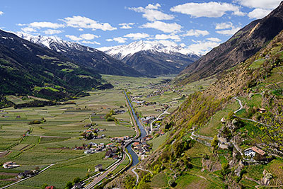 Italien, Trentino-Südtirol, Südtiroler Alpen,Vinschgau, Vom Aussichtspunkt Wallburg Blick ins Vinschgau in Richtung Tschars und Kastelbell
