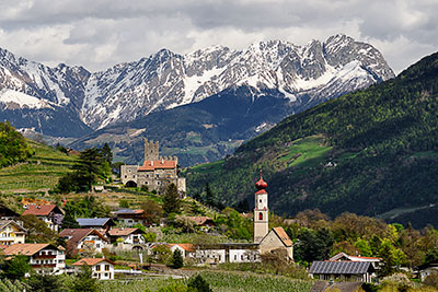 Italien, Trentino-Südtirol, Südtiroler Alpen,Vinschgau, Naturns mit den Sarntaler Alpen im Hintergrund