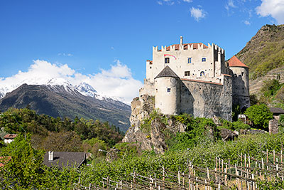 Italien, Trentino-Südtirol, Südtiroler Alpen,Vinschgau, Schloss Kastelbell mit Weißwand (2778 m) und Laaser Spitze (3305 m)