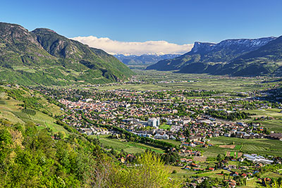 Italien, Trentino-Südtirol, Südtiroler Alpen,Etschtal, Blick ins Meraner Becken oberhalb des Ortsteils St. Peter