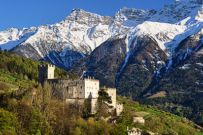 Italien, Trentino-Südtirol, Südtiroler Alpen,Vinschgau, Blick vom Kalvarienberg zum Schloss Churburg