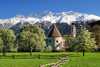 Italien, Trentino-Südtirol, Südtiroler Alpen,Vinschgau, Die historische Stadtmauer von Glurns mit den Ausläufern des Ortlermassivs im Hintergrund