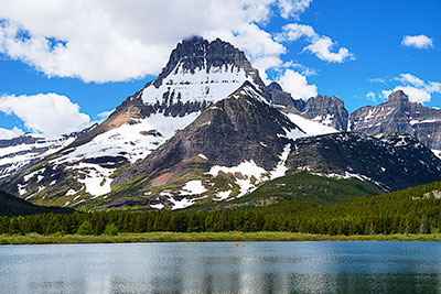 USA, Montana, Rocky Mountains, Am Swiftcurrent Lake mit Blick auf den Mt. Wilbur (2841 m)