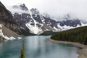 Kanada, Alberta, Rocky Mountains,Banff National Park, Aussichtsplattform am nördlichen Ufer des Moraine Lakes mit Blick in das Valley of the Ten Peaks