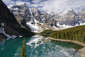 Fotogalerie Kanada, Alberta, Rocky Mountains,Banff National Park, Wasserspiegelung am Moraine Lake mit Blick vom Aussichtspunkt am Nordostufer zum Valley of the Ten Peaks