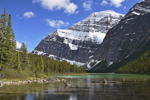 Kanada, Alberta, Rocky Mountains,Jasper National Park, Abendstimmung am Cavell Lake mit Mt. Edith Cavell (3367 m)