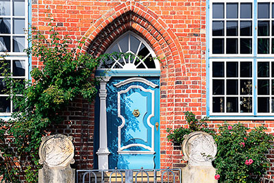 Deutschland, Niedersachsen, Lüneburger Heide, Haustür eines der historischen Hauses am Stintmarkt