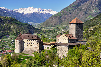 Italien, Trentino-Südtirol, Südtiroler Alpen,Etschtal, Aussichtspunkt in der Nähe der Seilbahn mit Blick zum Schloss Tirol