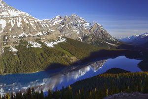 Kanada, Alberta, Rocky Mountains,Banff National Park, Sonnenaufgang am Peyto Lake von der Aussichtsplattform am Peyto Lake Viewpoint mit Blick zum Mt. Patterson (3197 m)