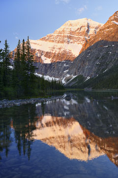 Kanada, Alberta, Rocky Mountains,Jasper National Park, Sonnenaufgang am Cavell Lake mit Mount Edith Cavell (3367 m)