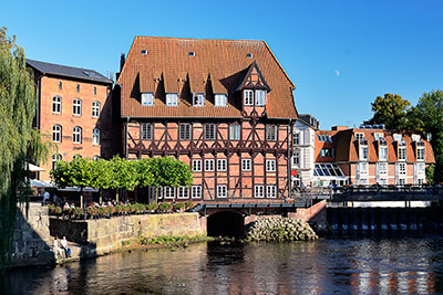 Deutschland, Niedersachsen, Lüneburger Heide, Am Stintmarkt mit Blick zur Lüner Mühle