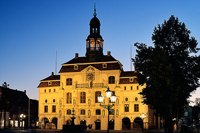Deutschland, Niedersachsen, Lüneburger Heide, Rathaus von Lüneburg zur blauen Stunde