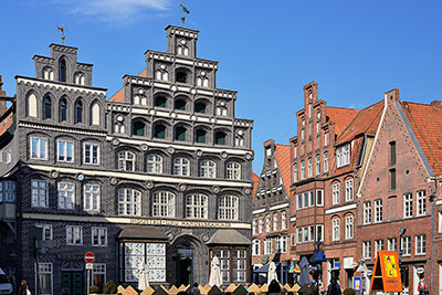 Deutschland, Niedersachsen, Lüneburger Heide, Das Schwarze Haus mit Treppengiebel auf der Westseite am Sande