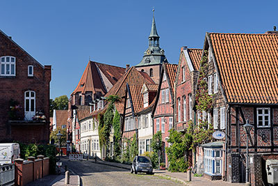 Deutschland, Niedersachsen, Lüneburger Heide, "Auf dem Meere" mit Blick zur Kirche St. Michaelis
