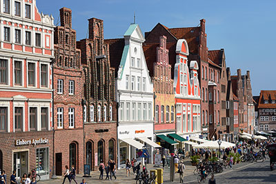 Deutschland, Niedersachsen, Lüneburger Heide, Historische Bürgerhäuser auf der Nordseite am Sande