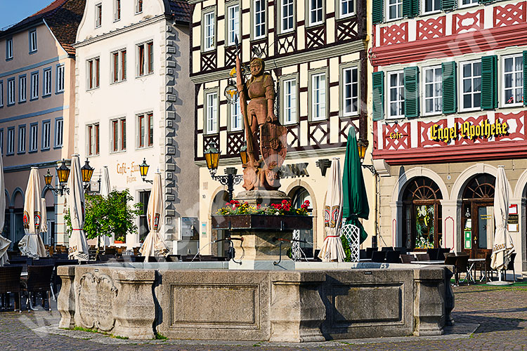 Deutschland, Baden-Württemberg, Tauberfranken, Milchlingsbrunnen am Marktplatz mit  historischer Häuserfront