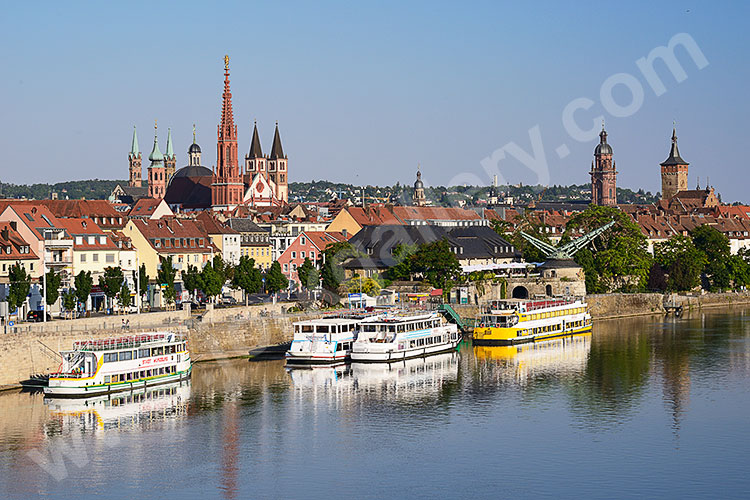 Deutschland, Bayern, Mainfranken, Blick von der Friedensbrücke auf die Türme in der Altstadt und die Schiffsanlegestellen
