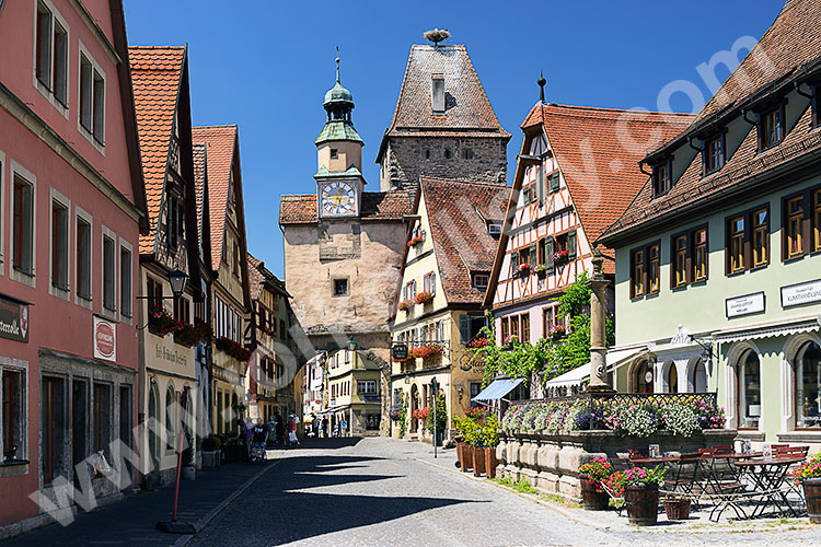 Deutschland, Bayern, Tauberfranken, Fachwerkhäuser in der Rödergasse am Röderbogen mit Markusturm