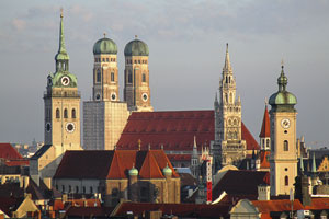 Deutschland, Bayern, München und Umgebung, Die Münchner Frauenkirche mit der Pfarrkirche Sankt Peter