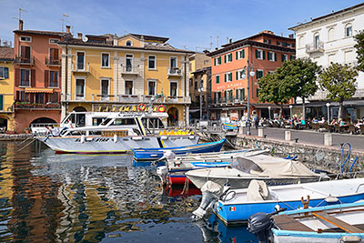 Italien, Veneto, Gardasee, An der Piazza Guglielmo Marconi am Hafen