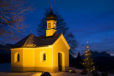 Deutschland, Bayern, Bayerische Alpen,Isartal, Blaue Stunde an einer Kapelle im Isartal