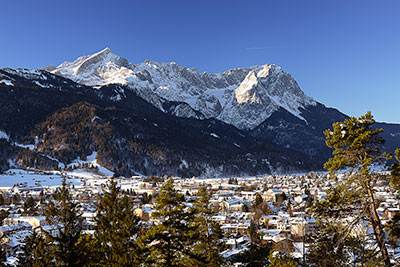 Deutschland, Bayern, Bayerische Alpen,Zugspitzregion, Blick zur Zugspitze und auf Garmisch-Partenkirchen