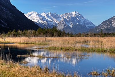 Fotogalerie Deutschland, Bayern, Bayerische Alpen,Zugspitzregion, Wasserspiegelung am Mühlbach mit der Zugspitze im Hintergrund