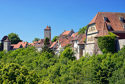 Deutschland, Bayern, Tauberfranken, Aussichtspunkt auf dem Panoramaweg südwestlich der Altstadt mit Blick zur Alten Burg