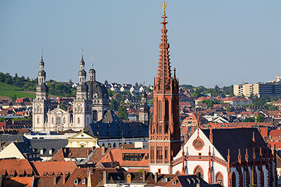 Deutschland, Bayern, Mainfranken, Blick von der Parkanlage an der Festung Marienberg in Richtung Altstadt mit Marienkapelle und dem Stift Haug