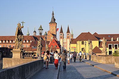Deutschland, Bayern, Mainfranken, Abendstimmung auf der Alten Mainbrücke mit Blick zum Würzburger Dom