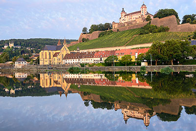 Deutschland, Bayern, Mainfranken, Sonnenaufgang am Main mit Blick zur Festung Marienberg