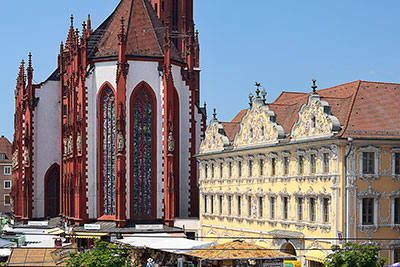 Deutschland, Bayern, Mainfranken, Barocke Fassade am Falkenhaus mit Marienkapelle im Hintergrund