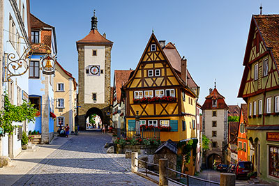 Deutschland, Bayern, Tauberfranken, Am Plönlein mit historischem Fachwerkhaus und dem Siebersturm