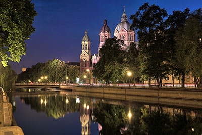 Deutschland, Bayern, München und Umgebung, Wasserspiegelung der Kirche St. Lukas in der Isar zur blauen Stunde