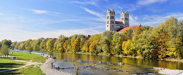 Deutschland, Bayern, München und Umgebung, Herbststimmung an der Isar mit Blick von der Reichenbachbrücke zur Kirche St. Maximilian