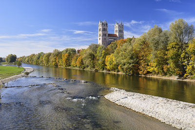 Deutschland, Bayern, München und Umgebung, Herbststimmung an der Isar mit Blick von der Reichenbachbrücke zur Kirche St. Maximilian