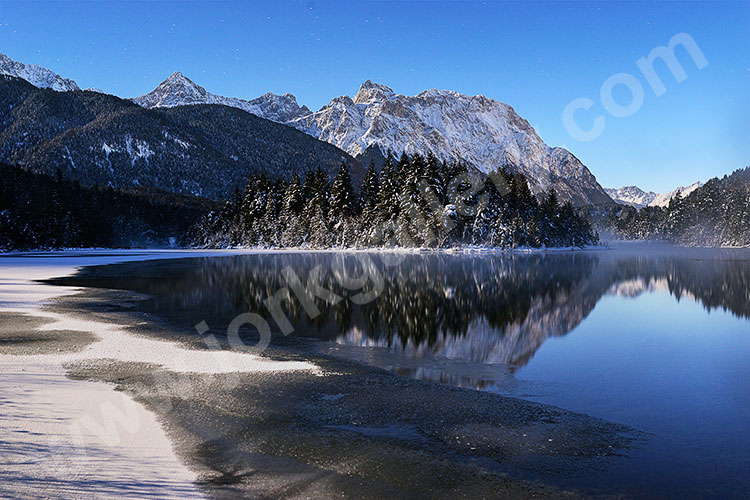 Deutschland, Bayern, Bayerische Alpen,Karwendelgebirge, Vollmond mit Wasserspiegelung am Isarstausee mit Karwendelgebirge im Hintergrund