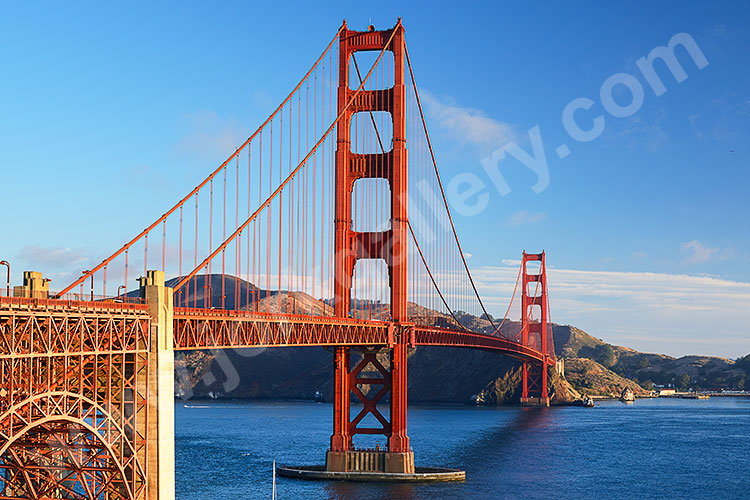 USA, Kalifornien, San Francisco und Umgebung, An der Südseite der Golden Gate Bridge zum Sonnenaufgang