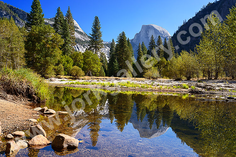 USA, Kalifornien, Sierra Nevada,Yosemite National Park, Wasserspiegelung am Merced River mit Blick zum Half Dome (2693 m)