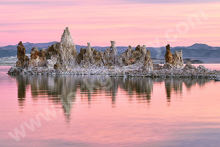 USA, Kalifornien, Sierra Nevada,Mono Basin, Gesteinskulpturen am Südufer des Mono Lakes