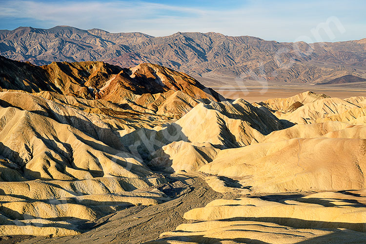 USA, Kalifornien, Death Valley National Park, Sonnenaufgang am Zabriskie Point
