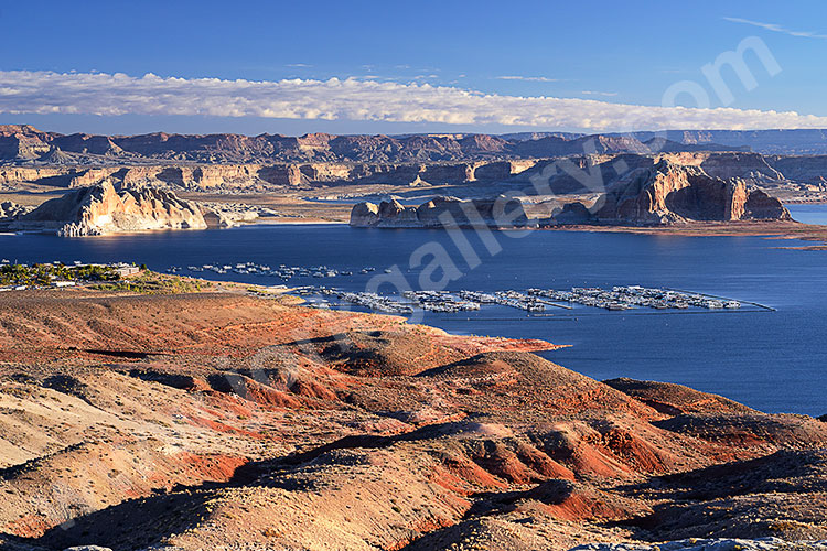 USA, Arizona, Colorado Plateau,Lake Powell, Zum Sonnenaufgang oberhalb der Wahweap Marina am Wahweap Overlook