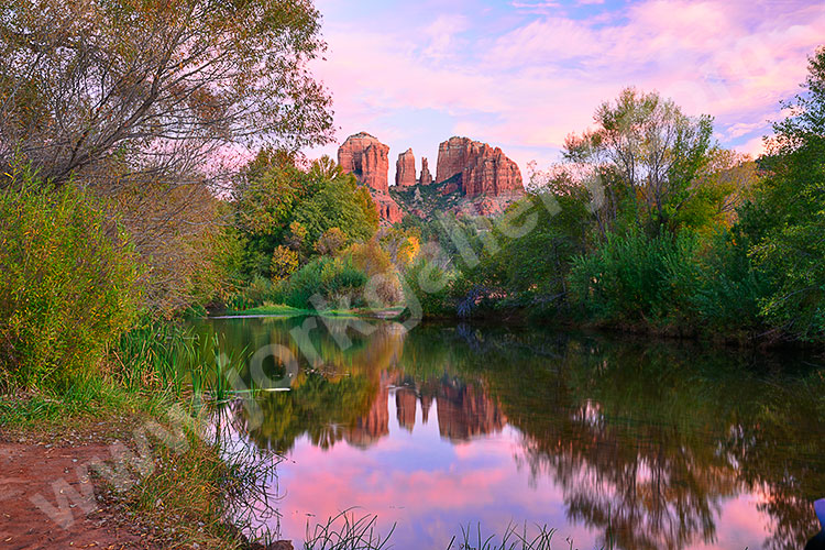 USA, Arizona, Verde Valley, Abendstimmung am Oak Creek mit Blick zum Cathedral Rock