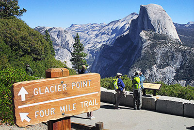 USA, Kalifornien, Sierra Nevada,Yosemite National Park, Blick vom Aussichtspunkt Glacier Point (2199 m) zum Half Dome (2693 m)