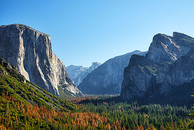 USA, Kalifornien, Sierra Nevada,Yosemite National Park, El Capitan (2307 m) und Cathedral Rock am Eingang zum Yosemite Valley