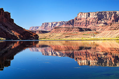 USA, Arizona, Colorado Plateau,Glen Canyon, Wasserspiegelung bei Lees Ferry mit den Vermilion Cliffs im Hintergrund