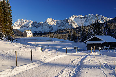Deutschland, Bayern, Bayerische Alpen,Werdenfelser Land, Winterstimmung am Schloss Kranzbbach mit Blick zum Karwendelgebirge