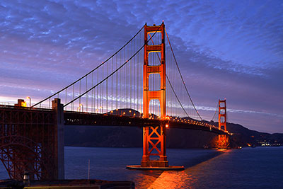 USA, Kalifornien, San Francisco und Umgebung, An der Südseite der Golden Gate Bridge abends zur Blauen Stunde
