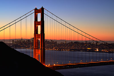 USA, Kalifornien, San Francisco und Umgebung, Ausblick von der Steilküste nördlich der Golden Gate Bridge morgens zur Blauen Stunde